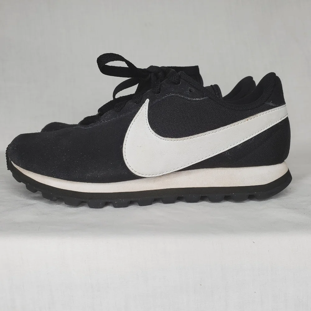 28) NIKE Pre-Love OX Suede Sz. 6